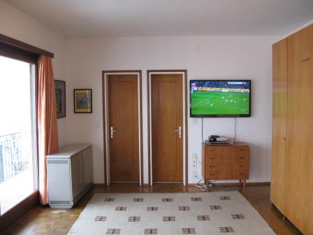 Sie sind im Wohn-/Schlafzimmer von Elwina 2. Klicken Sie auf die T�ren oder den Schrank